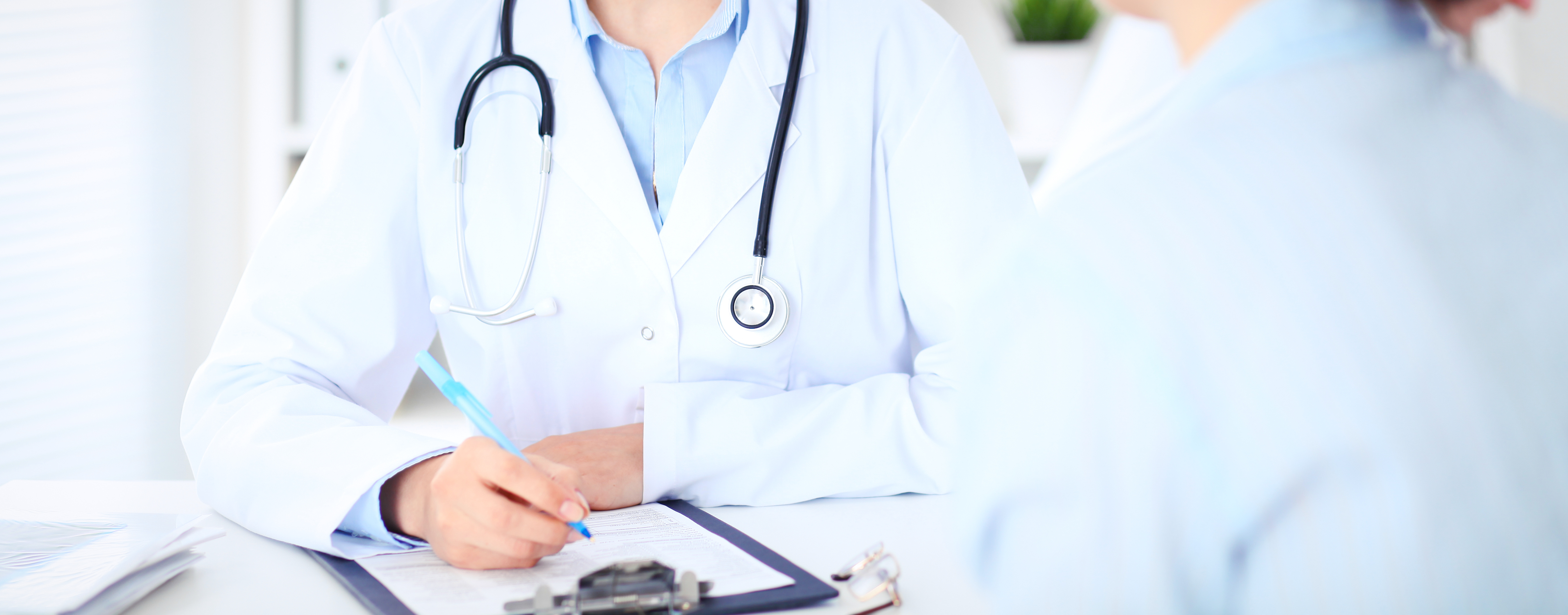 Consulta médica personalizada entre doctora y paciente